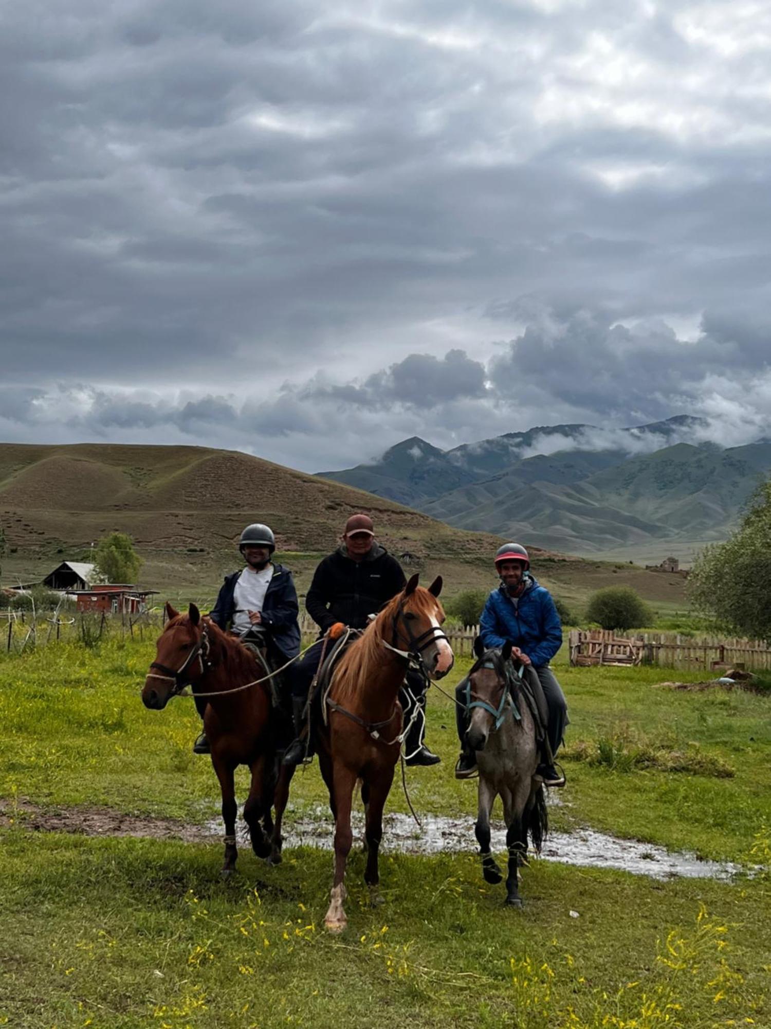 Kyzart Hotel & Horse Tours Bagysh Exteriör bild