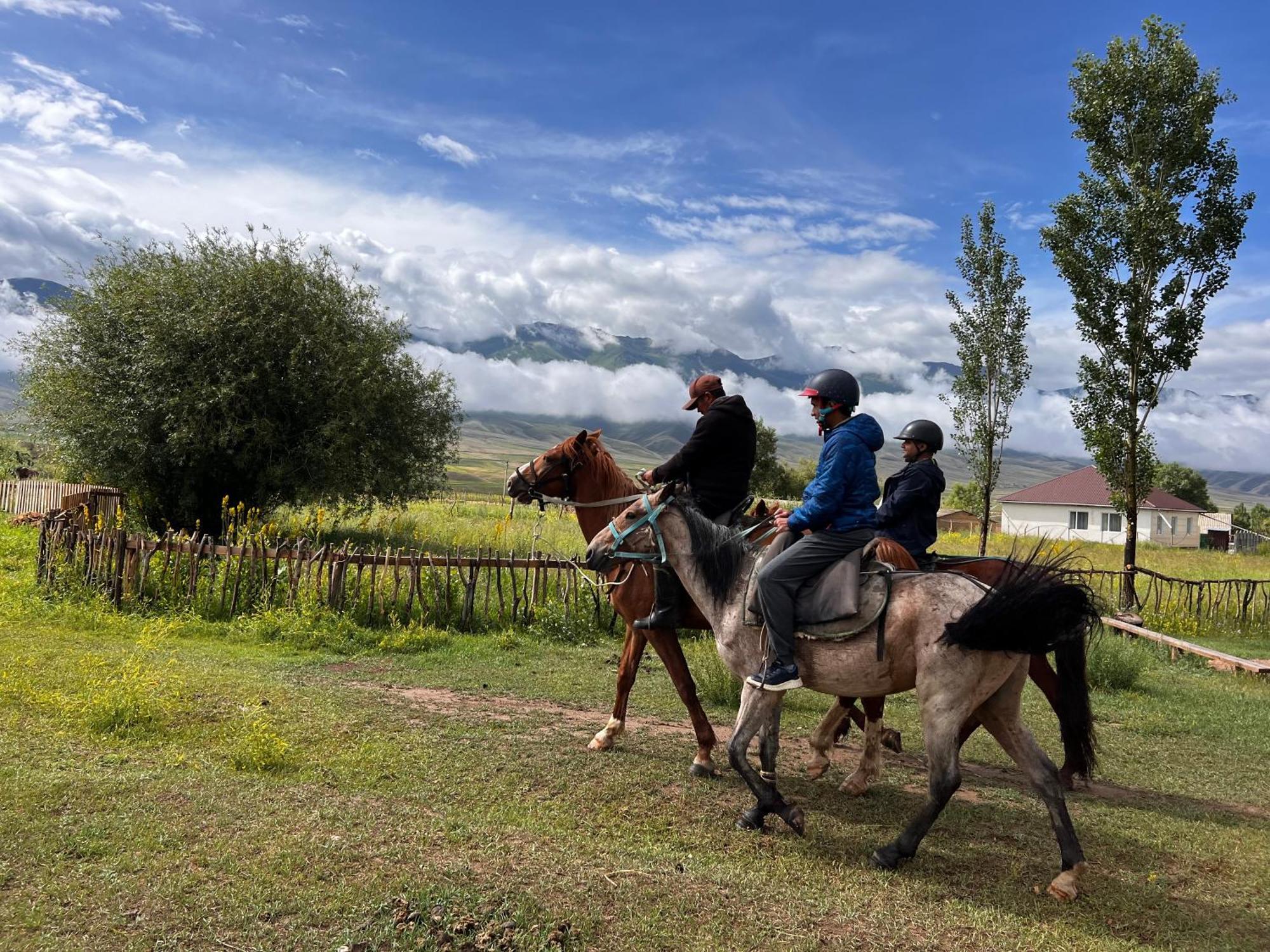 Kyzart Hotel & Horse Tours Bagysh Exteriör bild